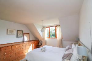 トットネスにあるMulberry Cottageのベッドルーム(白いベッド1台、窓付)