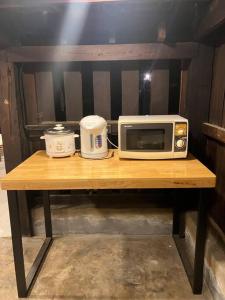 清邁的住宿－Grandma’s House，一张木桌,配有微波炉和慢煮器