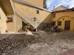 een groep fietsen geparkeerd naast een gebouw bij Realkasa Bolognetti Apartment in Bologna