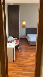 ein Schlafzimmer mit einem Bett, einem Stuhl und einem Tisch in der Unterkunft Donna Ada al Duomo in Salerno