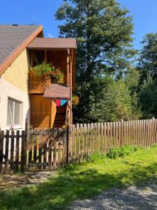 una casa con una valla y un cobertizo de madera en Forest Paradise en Stružná