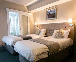 um quarto de hotel com duas camas num quarto em Tralee Townhouse em Tralee