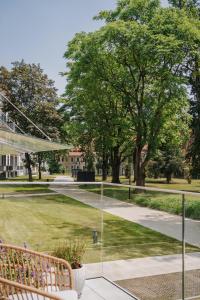 uitzicht op een park met een bank en bomen bij Przy Przystani Apartament Paryski in Wrocław