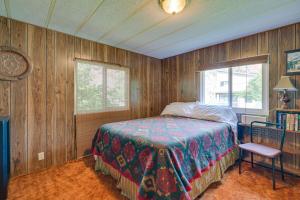 1 dormitorio con 1 cama y 1 silla en Cozy Salmon Home with Mountain Views and River Access en Salmon