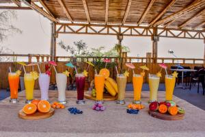 un grupo de diferentes tipos de bebidas sobre una mesa en HAWKA en Ica