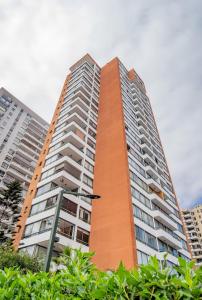 a tall apartment building with an orange at Hermoso loft en Iquique in Iquique