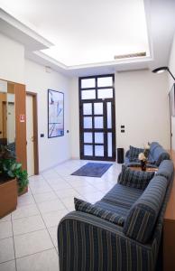 uma sala de estar com dois sofás num quarto em ALLOGGI VITALE em Cesano Maderno