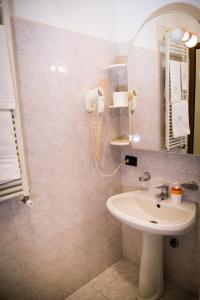 uma casa de banho com um lavatório e um espelho em ALLOGGI VITALE em Cesano Maderno