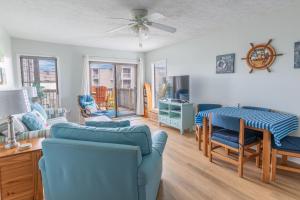 - un salon avec des canapés et des chaises bleus dans l'établissement 2955 - Lois Atlantic View by Resort Realty, à Duck