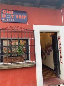 un edificio rosso con un ostello per una gita di un giorno di One Day Trip Hostel a Antigua Guatemala