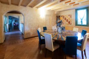 - une salle à manger avec une table et des chaises en bois dans l'établissement La Corte San Lorenzo, à Moscuzzano