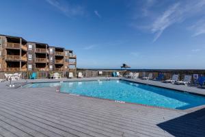 - une piscine sur une terrasse à côté d'un bâtiment dans l'établissement 2955 - Lois Atlantic View by Resort Realty, à Duck
