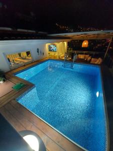 una piscina en la parte superior de un edificio por la noche en Penthouse duplex "il GiraSole suite", en Kalkan