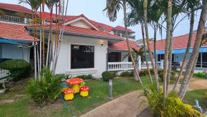 Zahrada ubytování Resort 2-3BR Huge Pool, BBQ, 300m-Beach, 8 mins to Walking Street