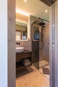 ein Bad mit einem Waschbecken und einer Dusche in der Unterkunft Fankhauser Apartments in Ried im Zillertal