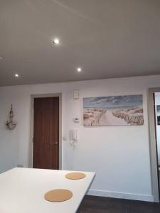 Zimmer mit einem weißen Tisch und einem Gemälde an der Wand in der Unterkunft Astral 1 BR Flat in London AS47 in Norbury