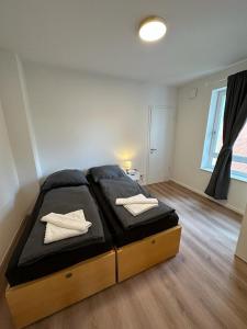 ein Schlafzimmer mit einem Bett mit zwei Kissen darauf in der Unterkunft NorthWest Apartments in Hamburg