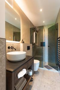 ein Bad mit einem Waschbecken und einer Dusche in der Unterkunft Fankhauser Apartments in Ried im Zillertal