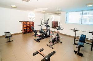 un gimnasio con cintas de correr y bicicletas estáticas en una habitación en Acogedor y hermoso departamento en primera línea de Playa Brava, en Iquique