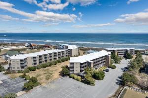 - une vue aérienne sur un complexe d'appartements à côté de l'océan dans l'établissement 2970 - Sunrise Symphony by Resort Realty, à Duck
