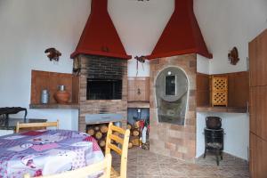 una cocina con horno de ladrillo y una cama en una habitación en Eco House in Unique Environment, en La Orotava