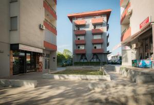 pusta ulica przed budynkiem w obiekcie City Nest apartment w mieście Podgorica