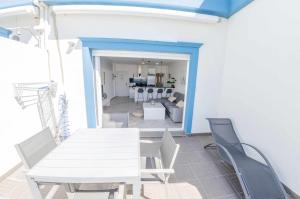 einen weißen Tisch und Stühle sowie ein Wohnzimmer in der Unterkunft Tarifa Beach Rentals Tortuga 2 in Tarifa