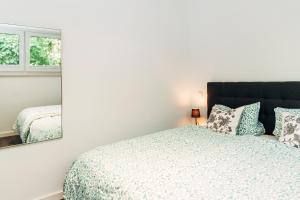 una camera da letto con un letto e uno specchio di X Kowloon a Westerholz