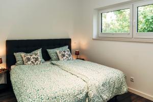 una camera da letto con un letto e due finestre di X Kowloon a Westerholz