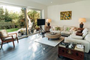 un soggiorno pieno di mobili e una grande finestra di X Kowloon a Westerholz