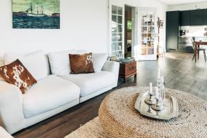 un soggiorno con un divano bianco e un tavolo di X Kowloon a Westerholz