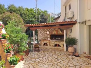 une terrasse en pierre avec une cheminée extérieure dans une maison dans l'établissement La casa di Bella a tradional stone house with barbecue, à Kariá