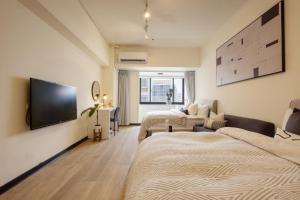 Zimmer mit 2 Betten und einem Flachbild-TV in der Unterkunft 之跡 台北 in Taipeh
