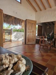 een woonkamer met een tafel met een bord eten bij El Secreto in Dibulla