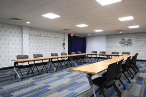 una sala de conferencias con mesas y sillas de madera en Hampton Inn Bordentown, en Bordentown