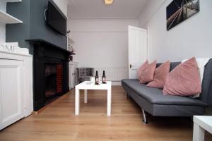 - un salon avec un canapé et une table dans l'établissement K Suites - Lansdown Road 2, à Bristol
