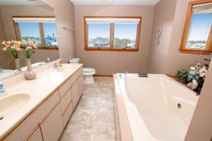 łazienka z wanną, umywalką i toaletą w obiekcie Ocean Views, Den, Community Pools, Close to Beach access, 103, Brigadune-Oceanfront w mieście Corolla +48 zdjęć