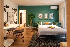 um quarto com paredes verdes, uma cama e uma secretária em Downtown Retreat: Spacious 2-BR by Unirii Square em Bucareste