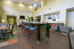 a dining room with a table and chairs at Hampton Inn & Suites Flowery Branch in Flowery Branch