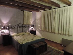 La Puebla de RodaにあるEl Prau De Vidalのベッドルーム1室(ベッド1台、ナイトスタンド2台付)
