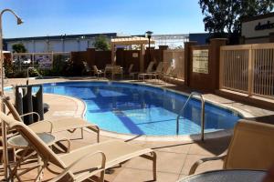 una gran piscina con sillas alrededor en Hampton Inn & Suites Seal Beach, en Seal Beach