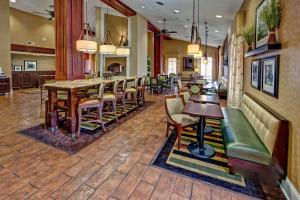 un restaurant avec un bar, des tables et des chaises dans l'établissement Hampton Inn Morristown, à Morristown