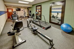 un gimnasio con bicicletas estáticas y una pelota en una habitación en Hampton Inn Morristown en Morristown