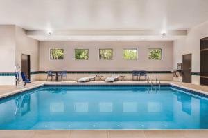 una piscina con agua azul en una habitación de hotel en Hampton Inn Quakertown, en Quakertown