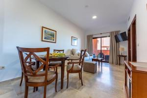 - une cuisine et une salle à manger avec une table et des chaises dans l'établissement Don Juan - Apartament - Manilva, à Manilva