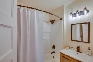 Baño blanco con cortina de ducha y lavamanos en Idaho Vacation Rental Retreat Near Bear Lake, en Paris