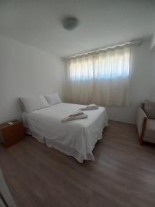 Cama o camas de una habitación en Suíte privativa na Barra da Tijuca proxima à praia