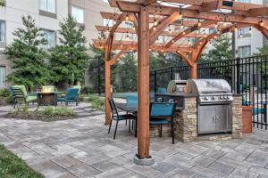 pérgola de madera con mesa y parrilla en Homewood Suites by Hilton Leesburg, en Leesburg