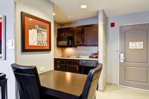 uma cozinha com mesa e cadeiras num quarto em Homewood Suites by Hilton Leesburg em Leesburg