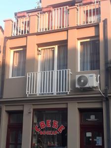 een gebouw met een balkon en een bord erop bij Apartman Ana in Leskovac